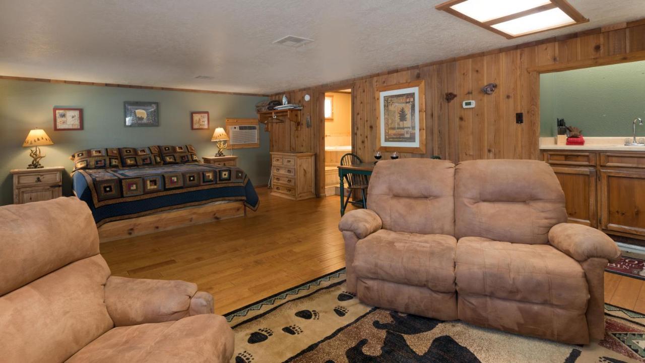Whispering Pine Cabins 鲁伊多索 外观 照片